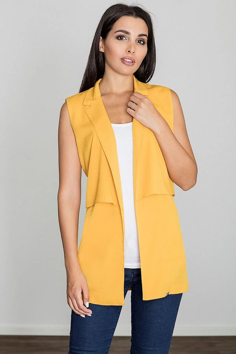 Gilet sans manches fluide moderne élégant beige pour femmes, style polyvalent, confort exceptionnel, mode féminine