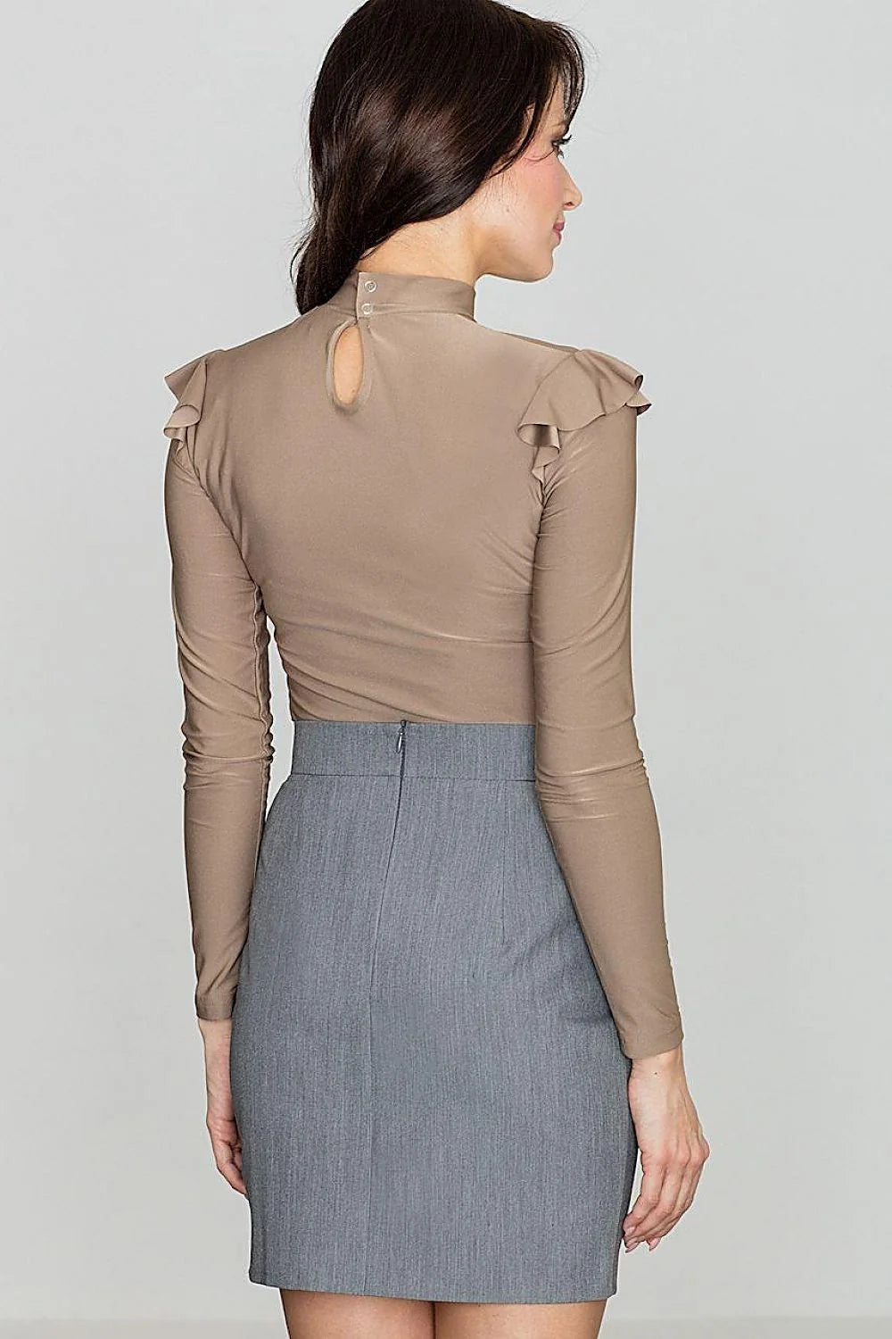 Haut satin élégant manches longues volants col roulé tenue professionnelle femme moderne stylée et chic