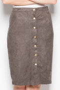 Jupe droite suédine marron taupe élégante avec boutons dorés pour style décontracté et classique
