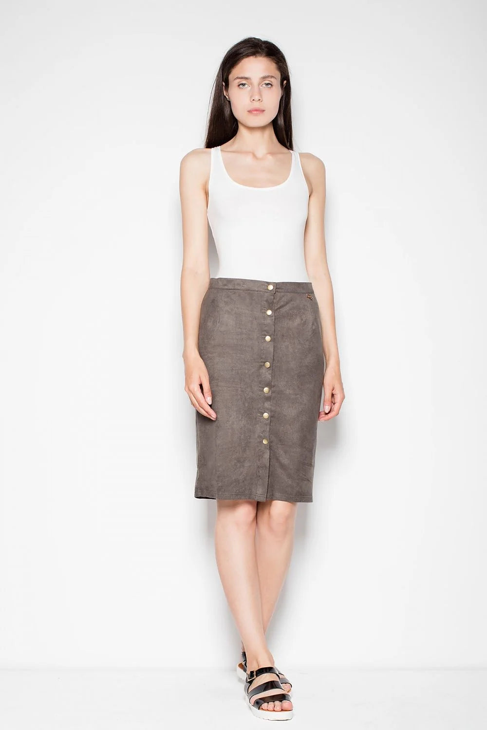 Jupe droite suédine marron taupe élégante avec boutons dorés pour style décontracté et classique