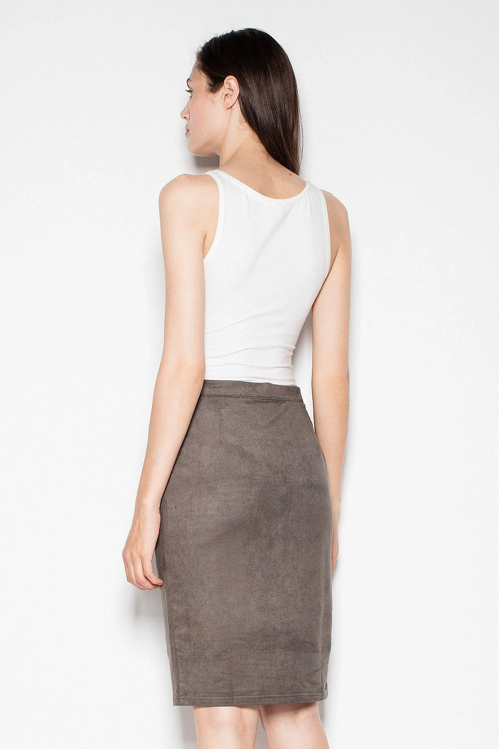 Jupe droite suédine marron taupe élégante avec boutons dorés pour style décontracté et classique
