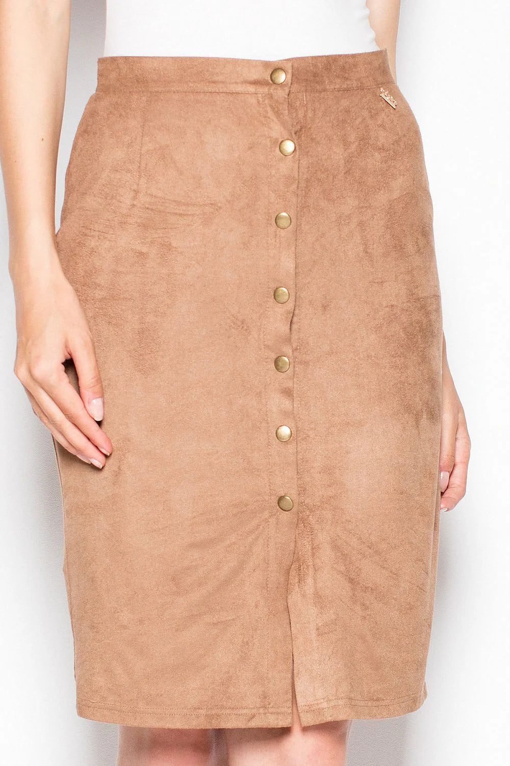 Jupe droite suédine marron taupe élégante avec boutons dorés pour style décontracté et classique