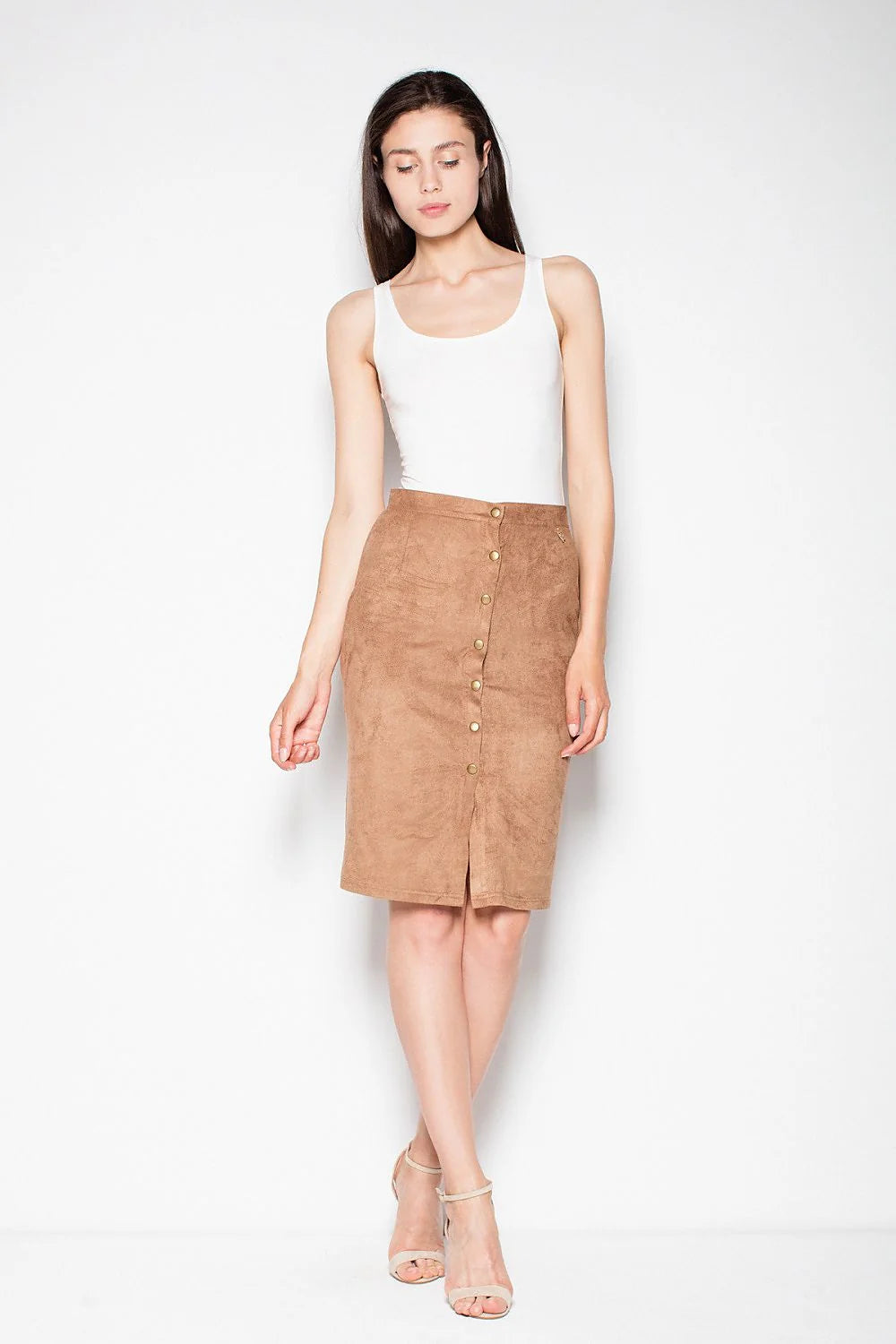 Jupe droite suédine marron taupe élégante avec boutons dorés pour style décontracté et classique