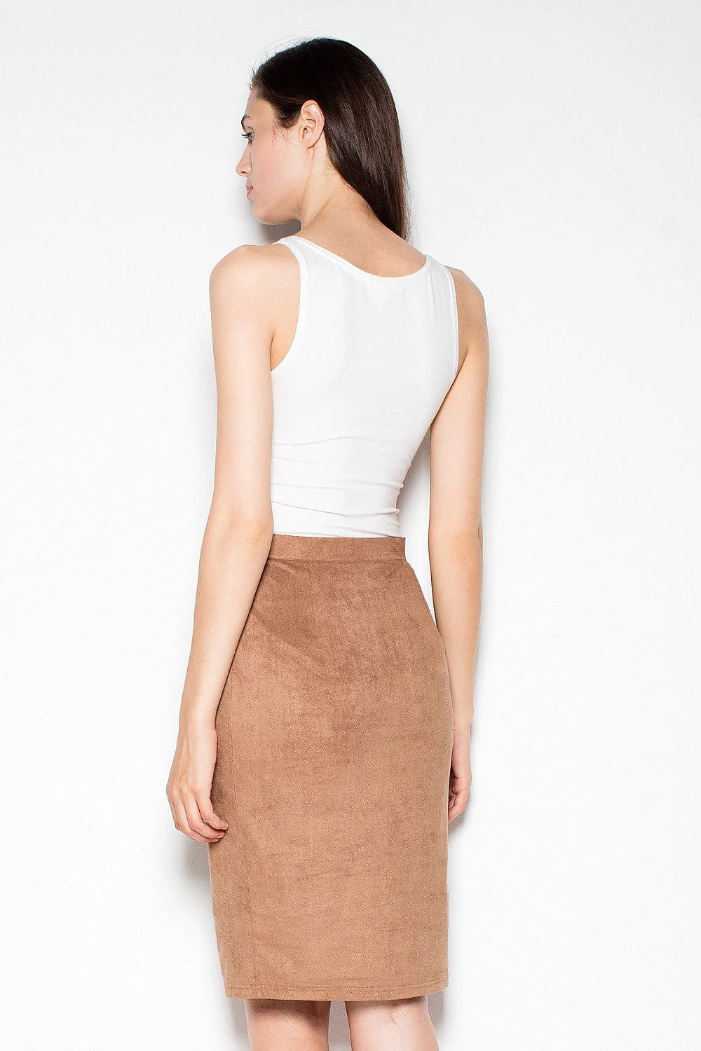 Jupe droite suédine marron taupe élégante avec boutons dorés pour style décontracté et classique