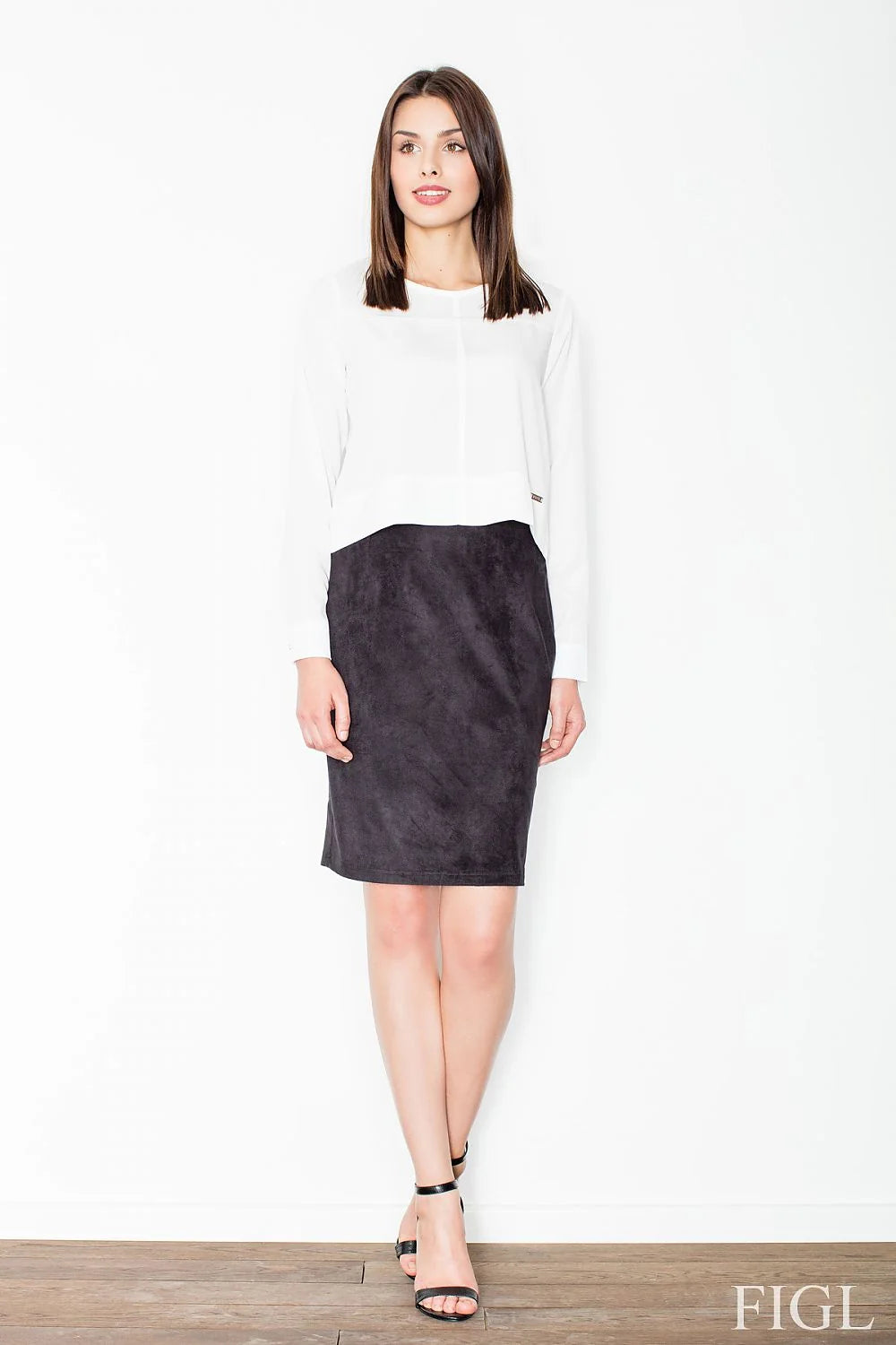 Jupe mi-longue en cuir synthétique noir élégante et moderne pour un look minimaliste chic