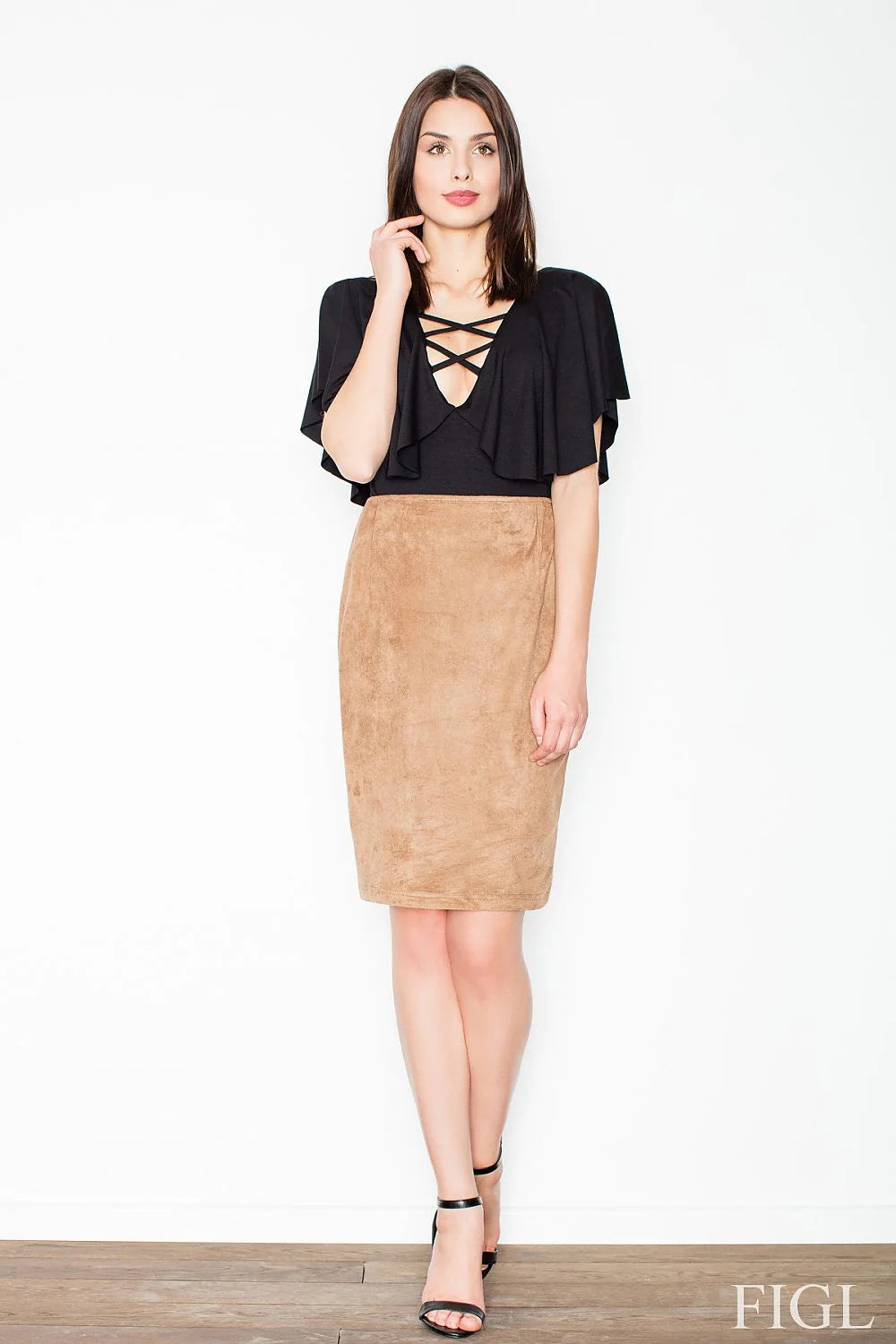 Jupe mi-longue en cuir synthétique noir élégante et moderne pour un look minimaliste chic