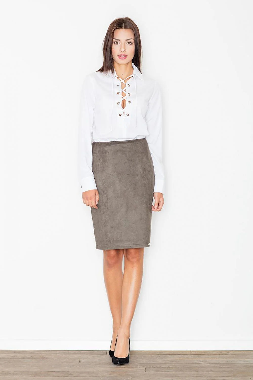 Jupe mi-longue en cuir synthétique noir élégante et moderne pour un look minimaliste chic