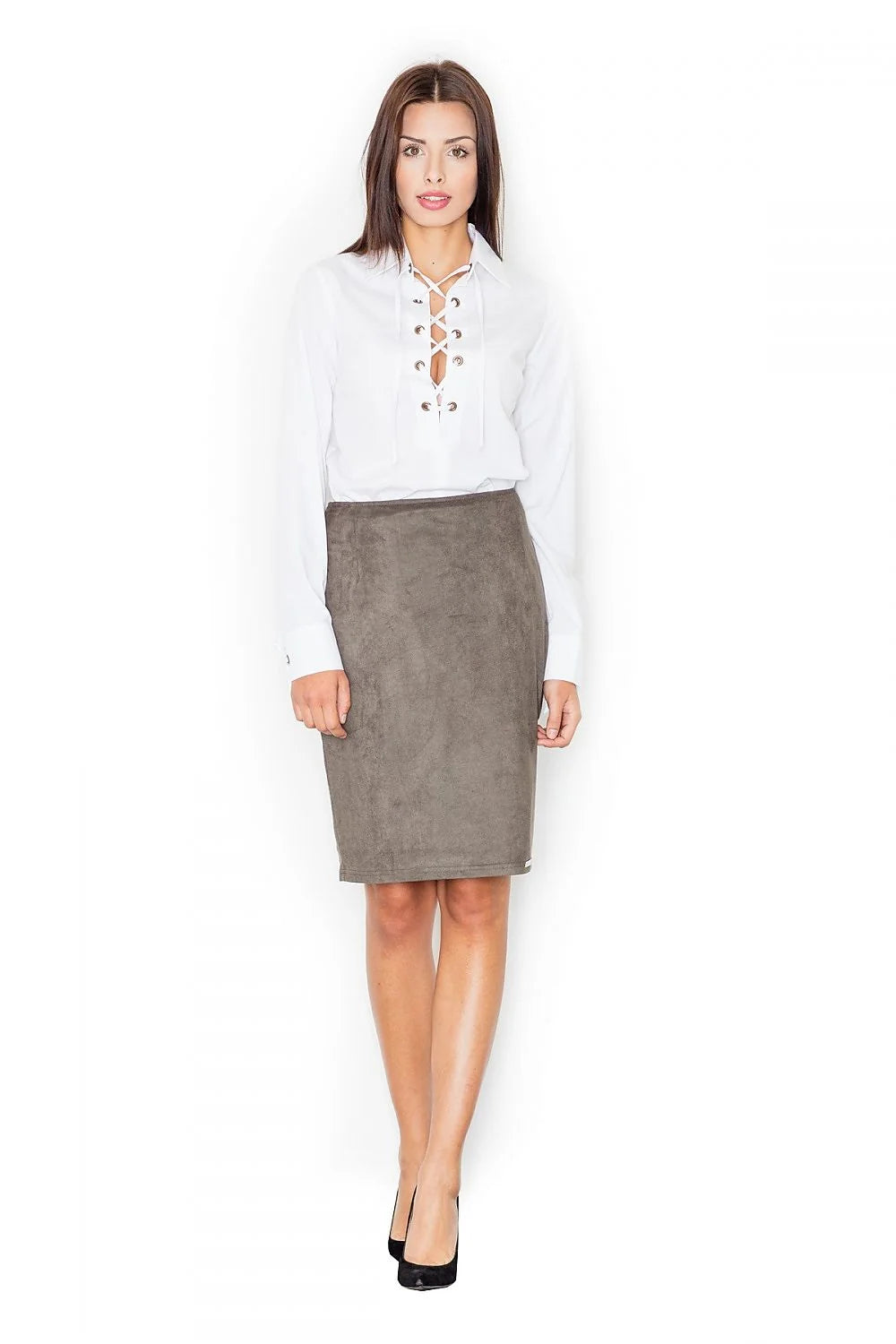 Jupe mi-longue en cuir synthétique noir élégante et moderne pour un look minimaliste chic