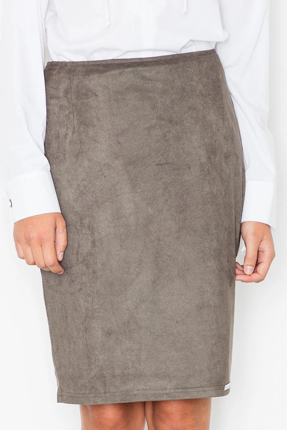 Jupe mi-longue en cuir synthétique noir élégante et moderne pour un look minimaliste chic