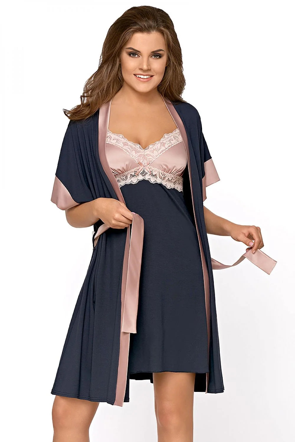 Kimono en satin rose pâle, coupe fluide, élégant, manches larges pour détente romantique féminine