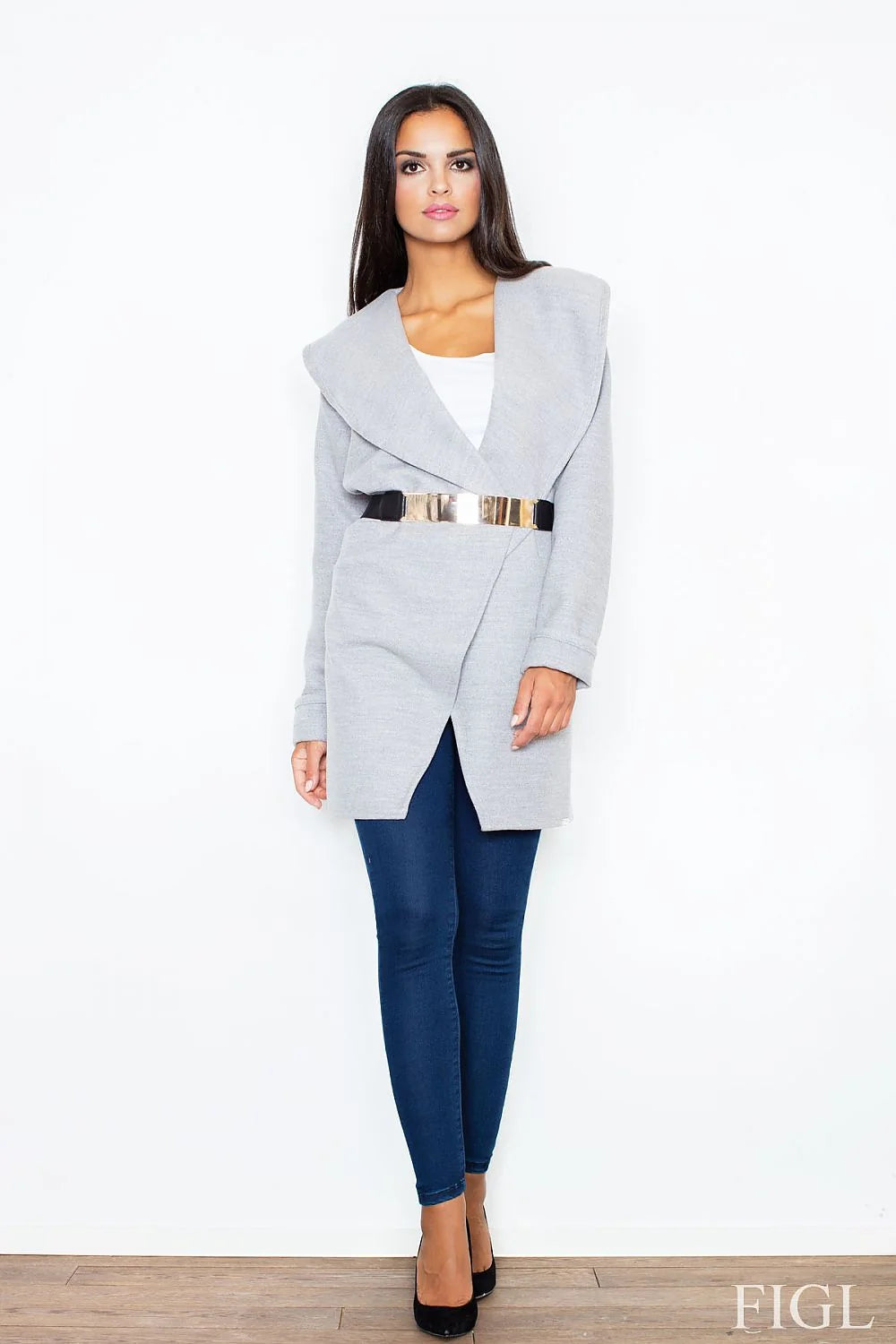 Manteau élégant en tricot gris avec ceinture dorée pour style moderne et chic féminin