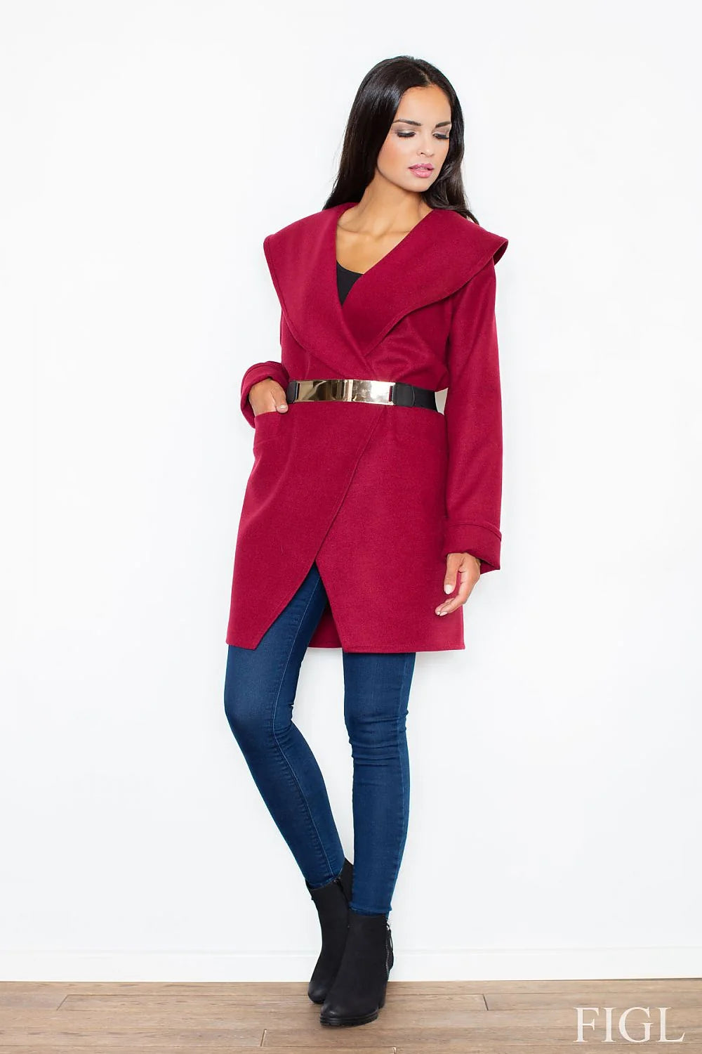Manteau élégant en tricot gris avec ceinture dorée pour style moderne et chic féminin