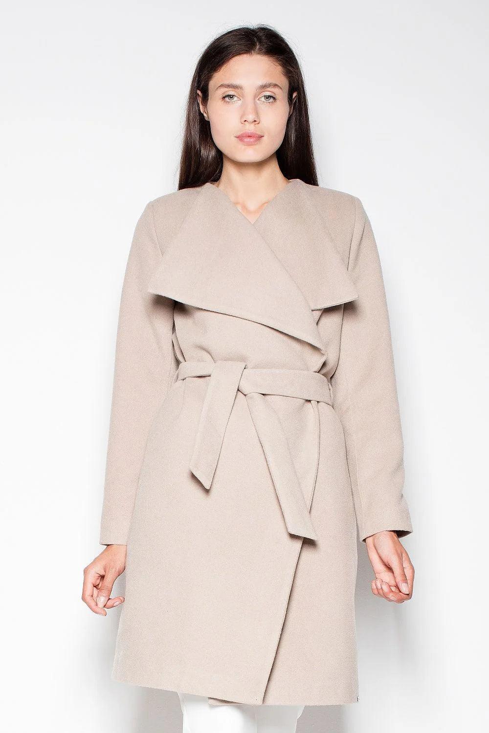 Manteau en laine beige élégant ceinturé hiver coupe classique mode femme confort intemporel allure