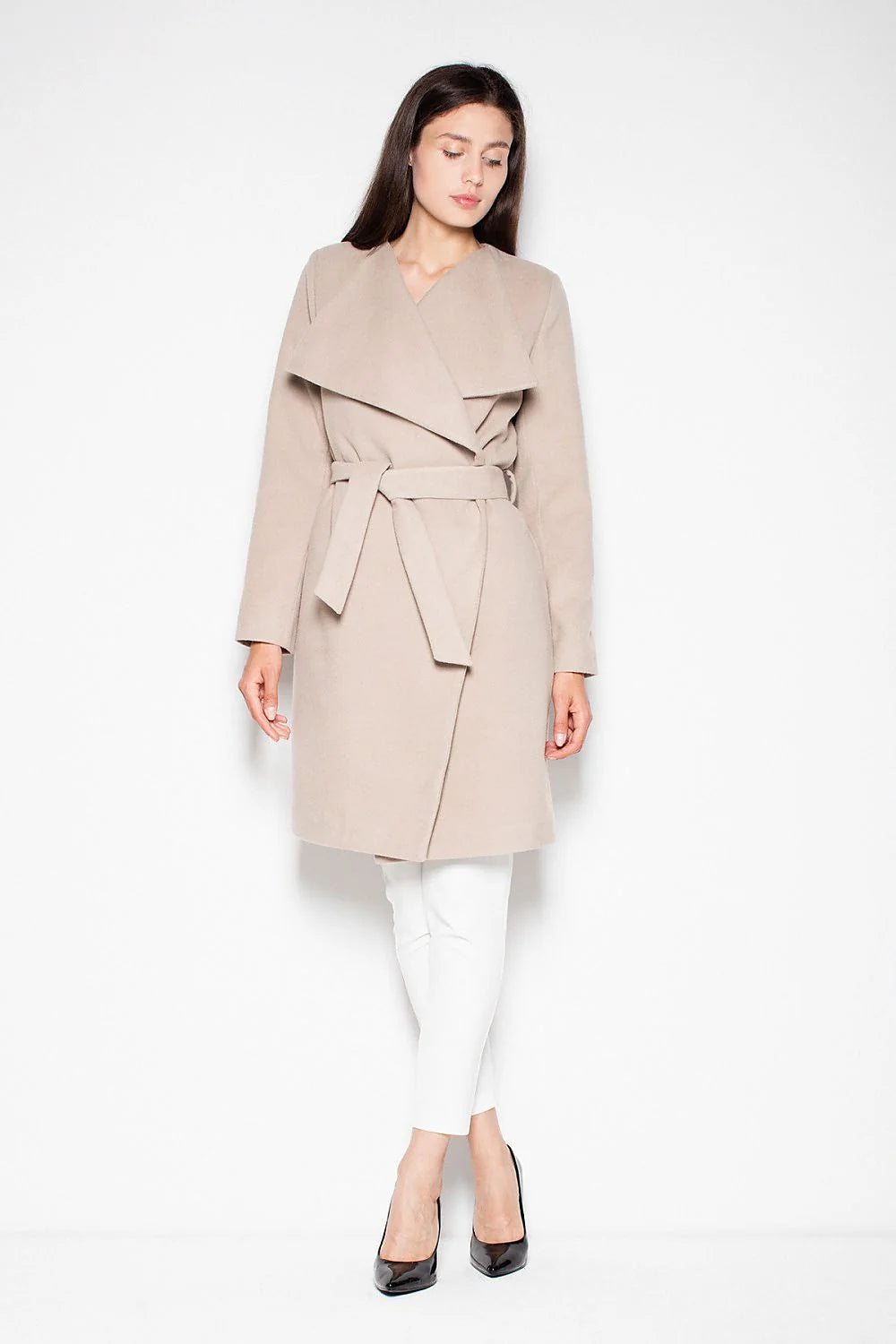 Manteau en laine beige élégant ceinturé hiver coupe classique mode femme confort intemporel allure