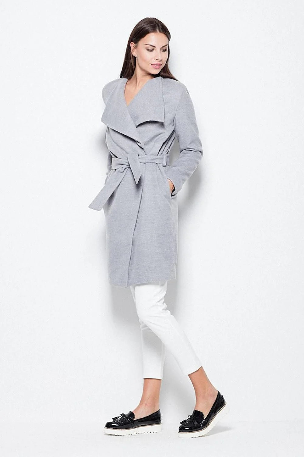 Manteau en laine beige élégant ceinturé hiver coupe classique mode femme confort intemporel allure