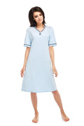 Nuisette en coton bleu clair confortable avec bordures décoratives pour des nuits élégantes et douces