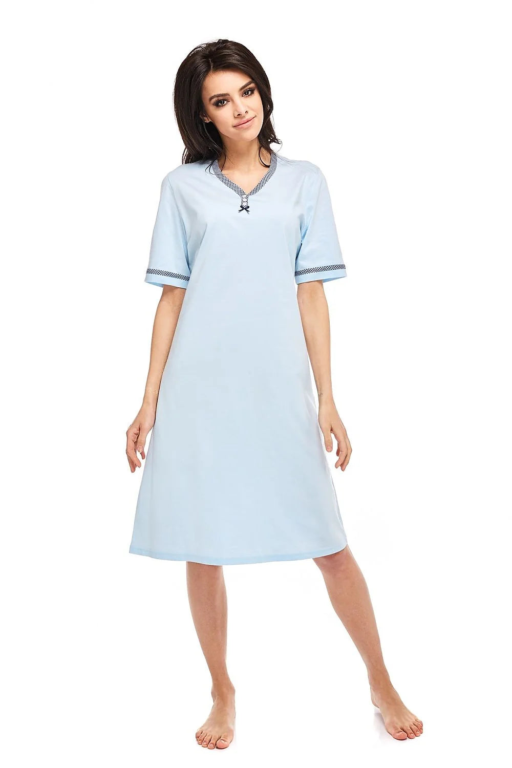 Nuisette en coton bleu clair confortable avec bordures décoratives pour des nuits élégantes et douces