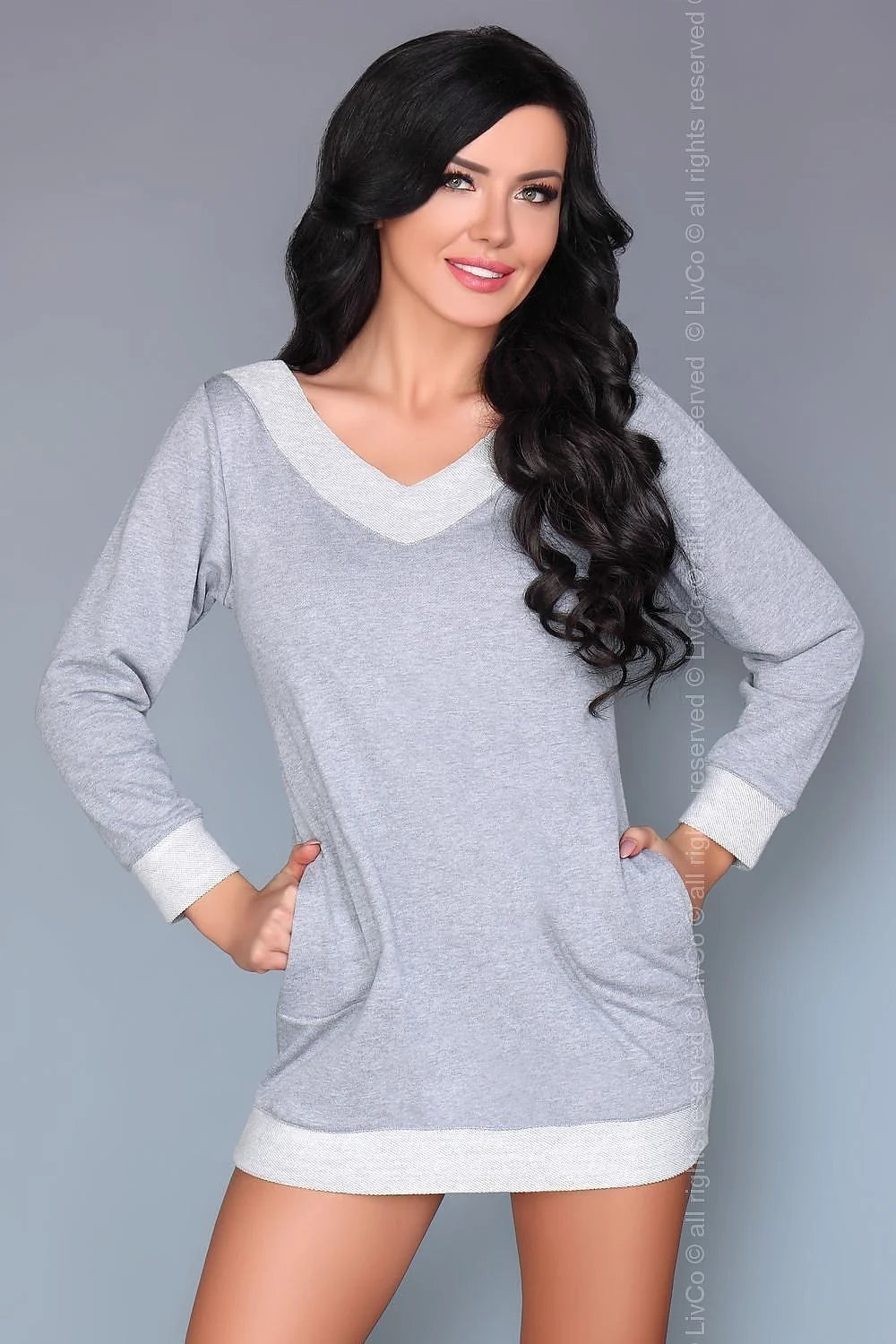 Nuisette en coton gris clair confortable avec col V manches longues pour des nuits élégantes