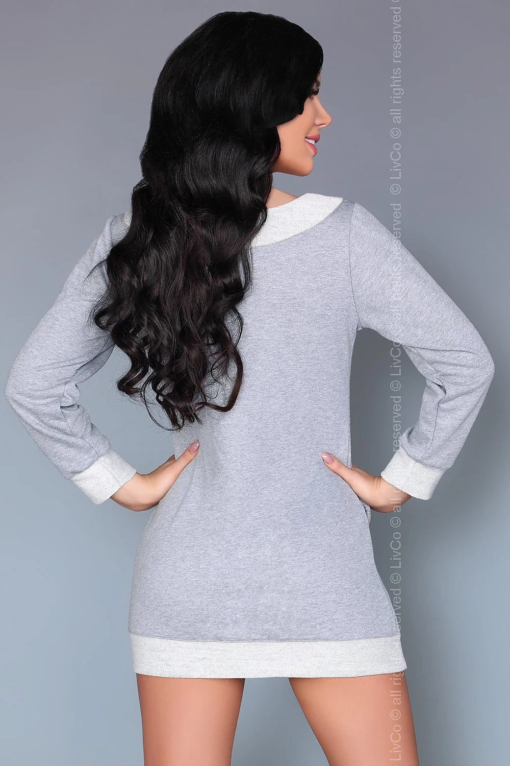 Nuisette en coton gris clair confortable avec col V manches longues pour des nuits élégantes