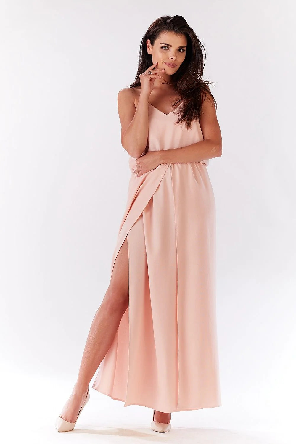 Nuisette satin pêche romantique et élégante avec fentes séduisantes pour moments intimes à la maison