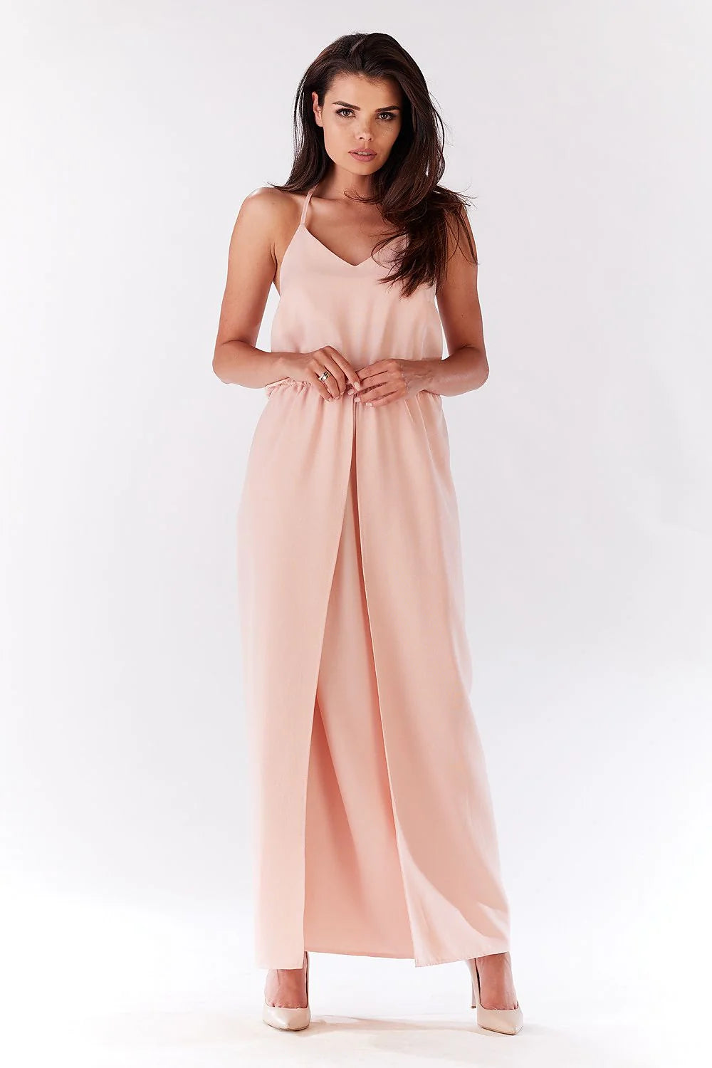 Nuisette satin pêche romantique et élégante avec fentes séduisantes pour moments intimes à la maison