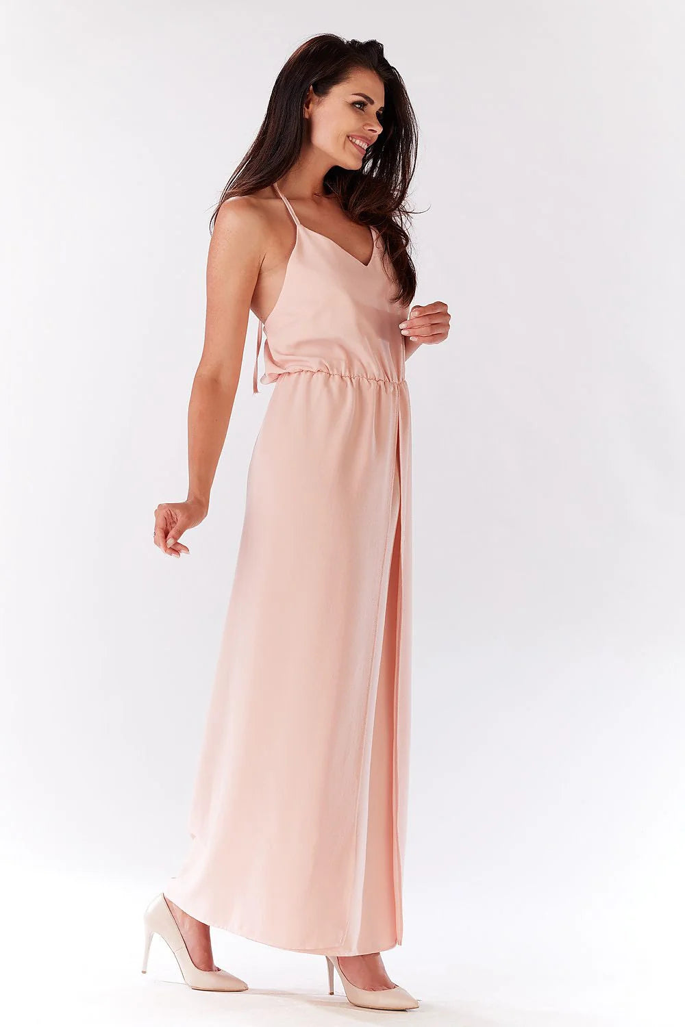 Nuisette satin pêche romantique et élégante avec fentes séduisantes pour moments intimes à la maison