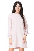 Nuisette satinée rose pâle élégante avec manches longues pour soirées romantiques confortables à la maison