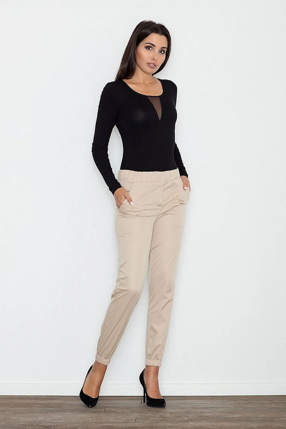 Pantalon beige en matière légère, style élégant et décontracté pour femme avec poches pratiques