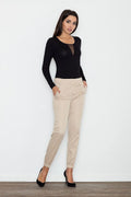 Pantalon beige en matière légère, style élégant et décontracté pour femme avec poches pratiques