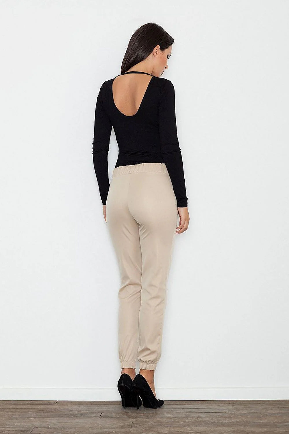 Pantalon beige en matière légère, style élégant et décontracté pour femme avec poches pratiques