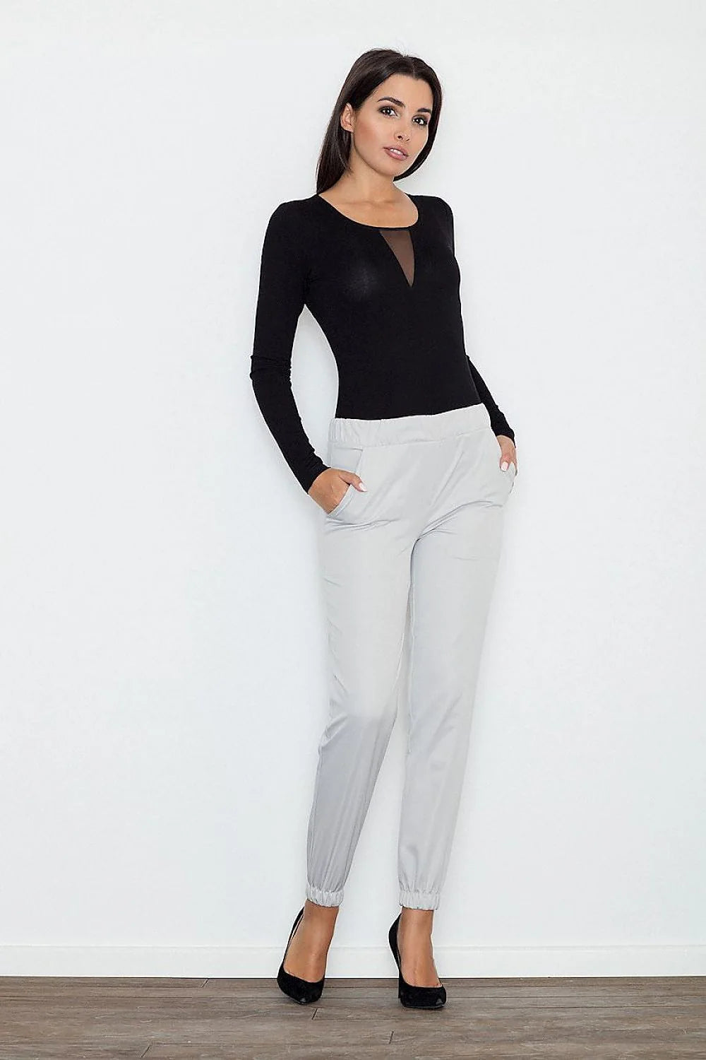 Pantalon beige en matière légère, style élégant et décontracté pour femme avec poches pratiques