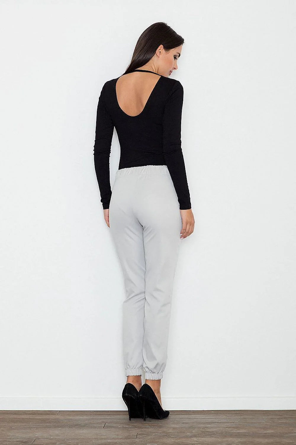 Pantalon beige en matière légère, style élégant et décontracté pour femme avec poches pratiques
