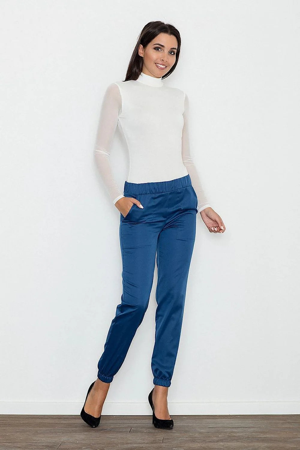 Pantalon beige en matière légère, style élégant et décontracté pour femme avec poches pratiques