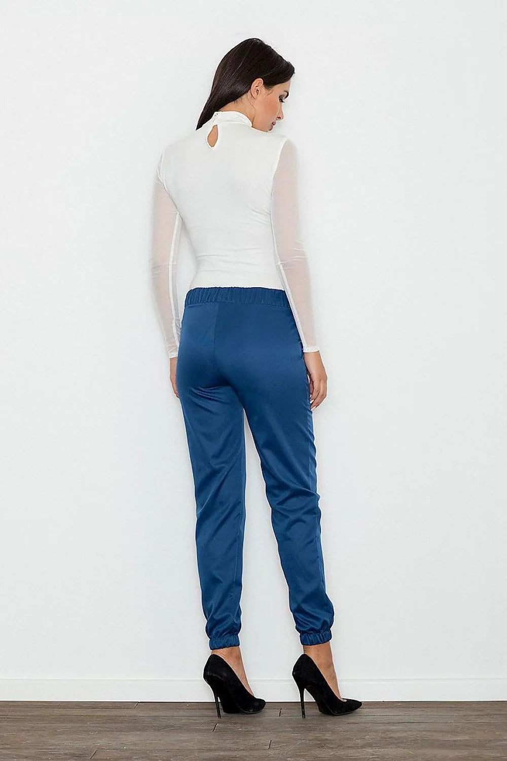 Pantalon beige en matière légère, style élégant et décontracté pour femme avec poches pratiques