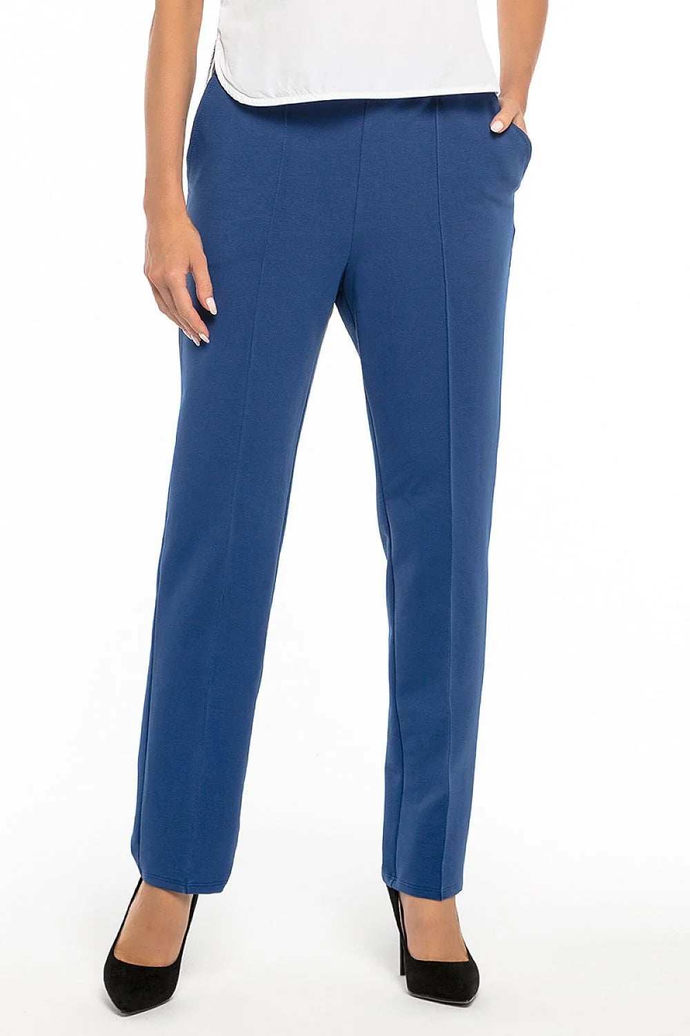 Pantalon femme bleu élégant en tissu lisse avec poches latérales, idéal pour bureau chic