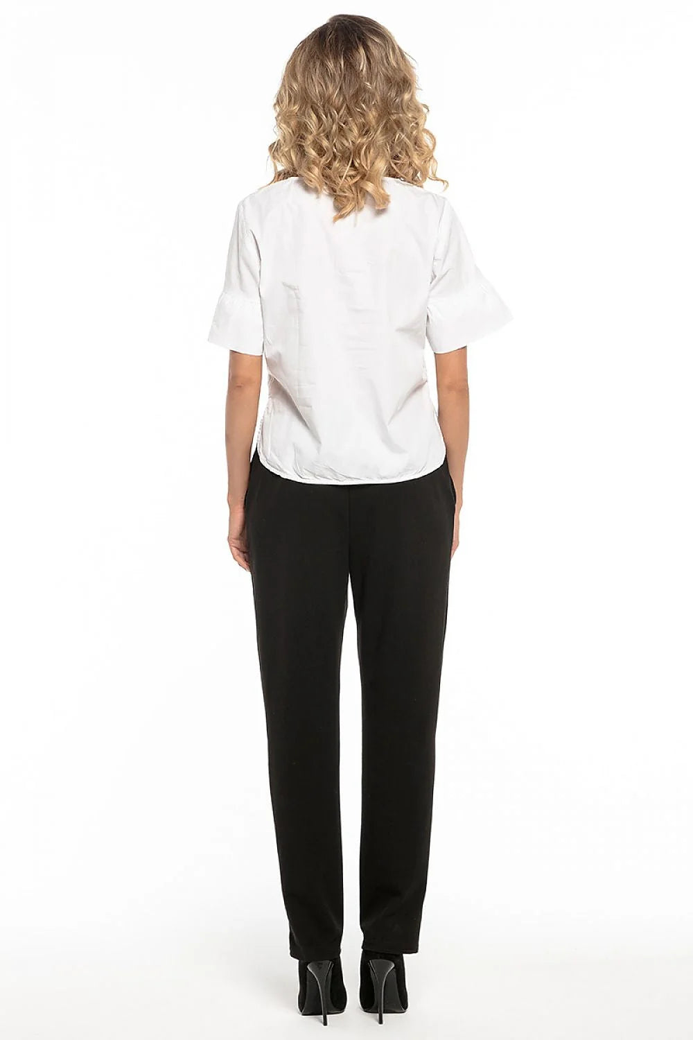 Pantalon femme bleu élégant en tissu lisse avec poches latérales, idéal pour bureau chic