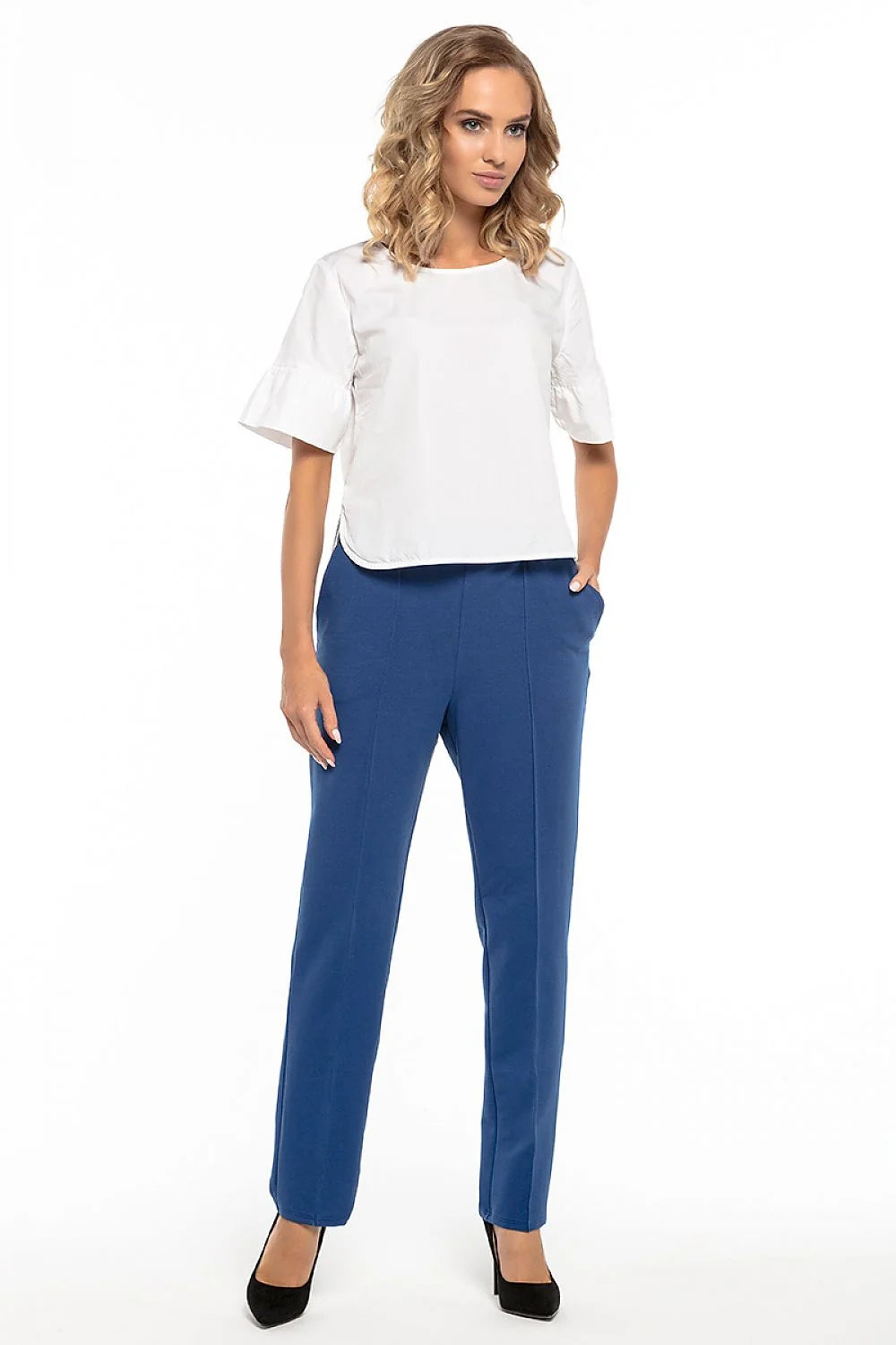 Pantalon femme bleu élégant en tissu lisse avec poches latérales, idéal pour bureau chic