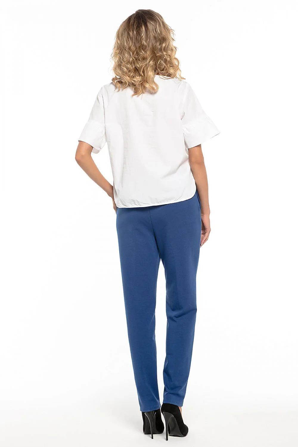 Pantalon femme bleu élégant en tissu lisse avec poches latérales, idéal pour bureau chic