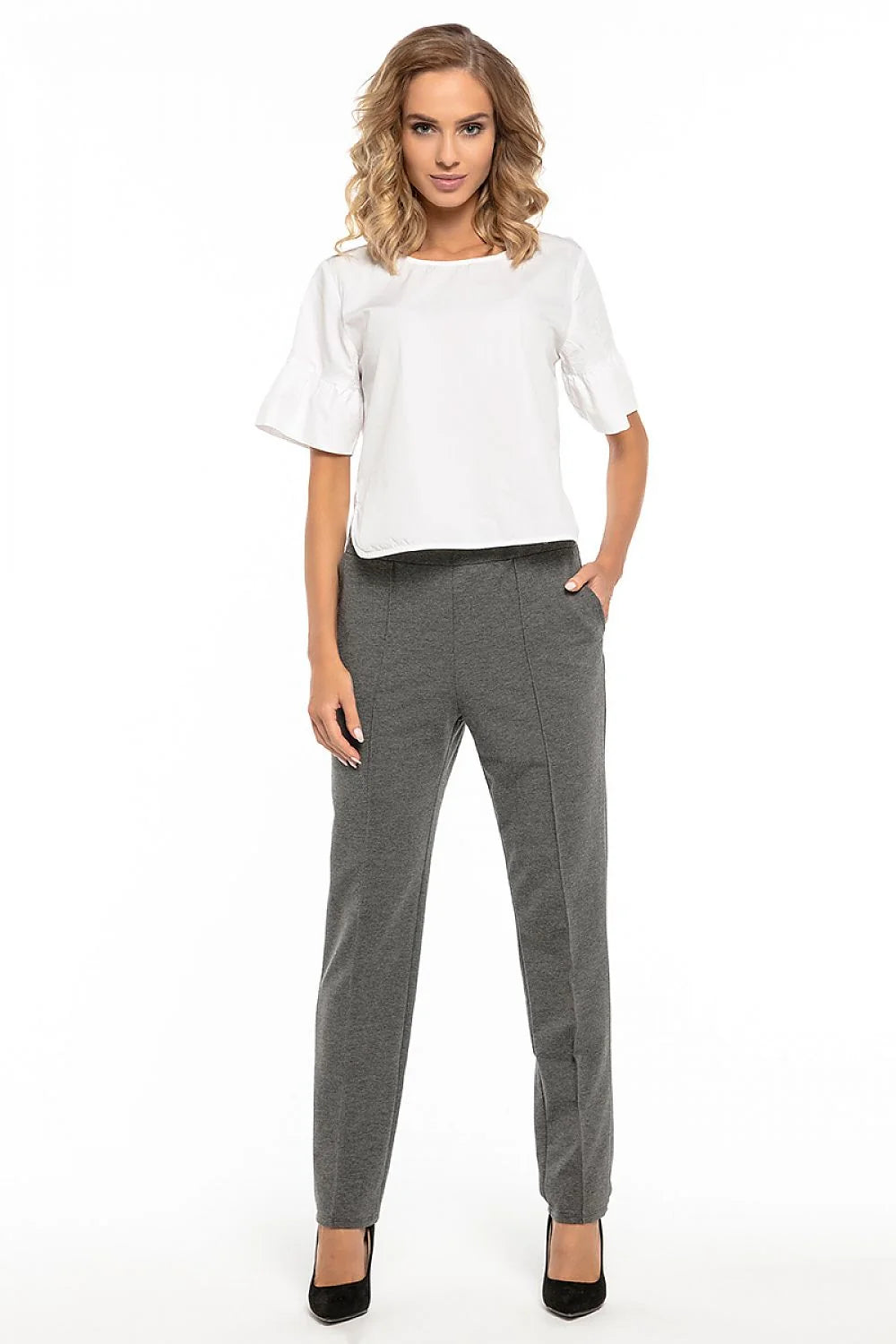 Pantalon femme bleu élégant en tissu lisse avec poches latérales, idéal pour bureau chic