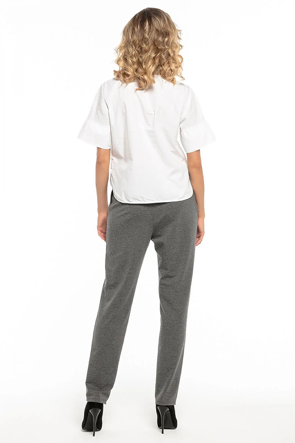 Pantalon femme bleu élégant en tissu lisse avec poches latérales, idéal pour bureau chic