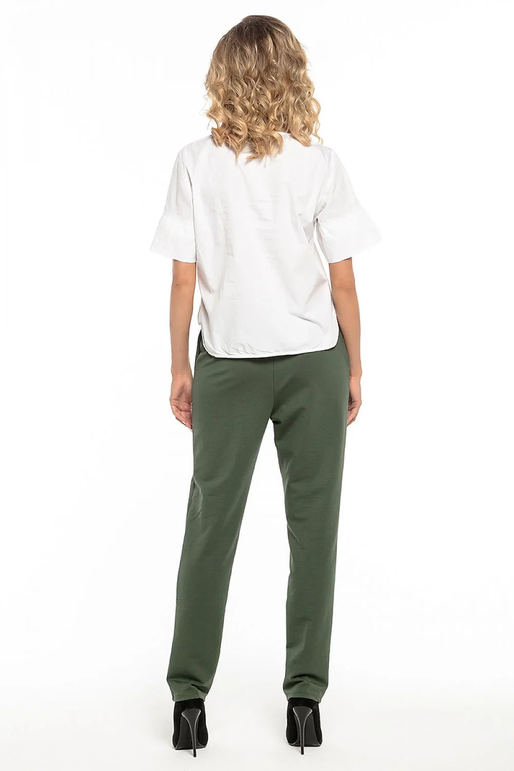 Pantalon femme bleu élégant en tissu lisse avec poches latérales, idéal pour bureau chic