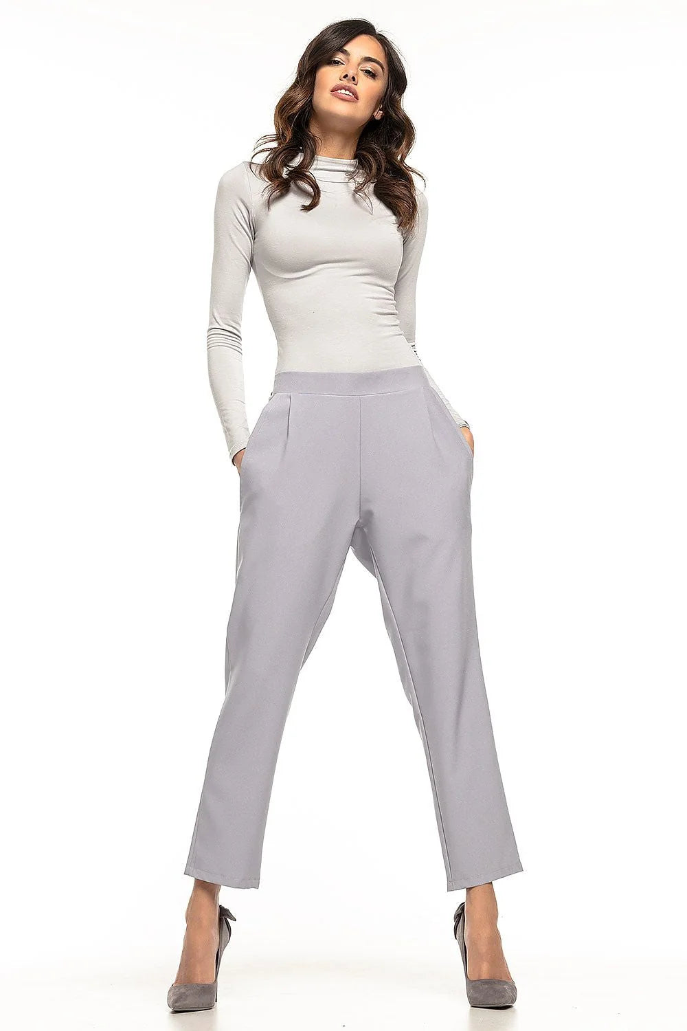 Pantalon femme gris élégant et moderne en tissu structuré pour un style professionnel sophistiqué