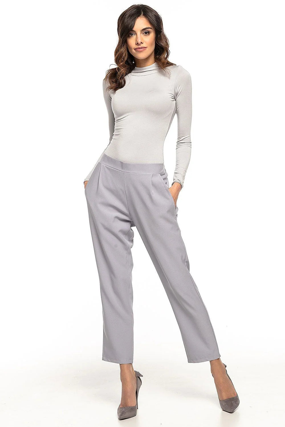 Pantalon femme gris élégant et moderne en tissu structuré pour un style professionnel sophistiqué