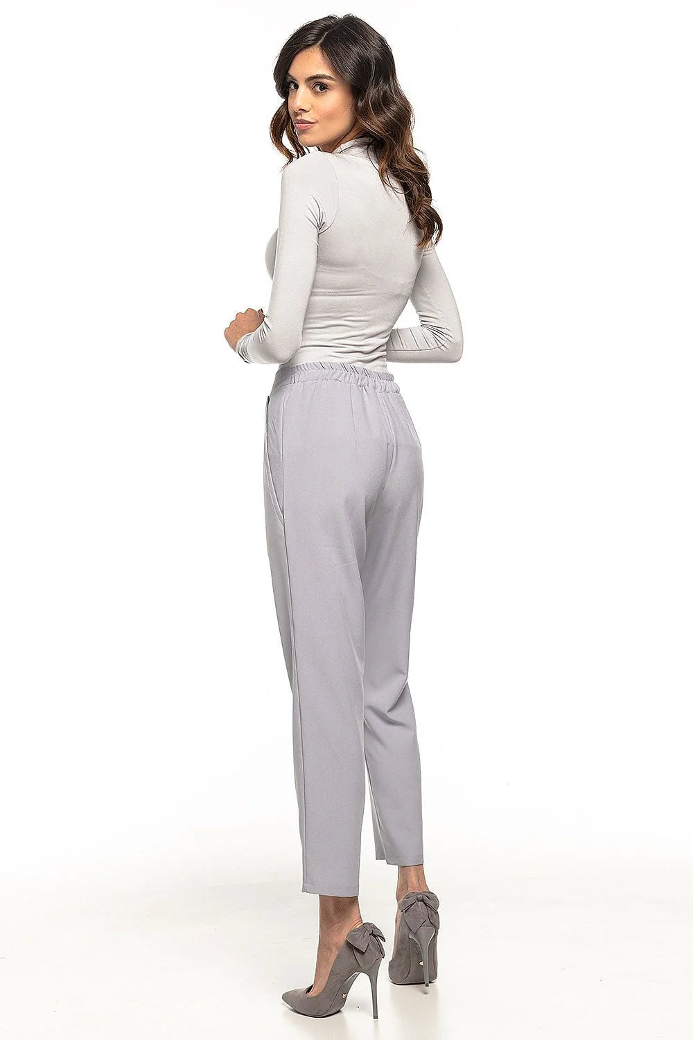 Pantalon femme gris élégant et moderne en tissu structuré pour un style professionnel sophistiqué