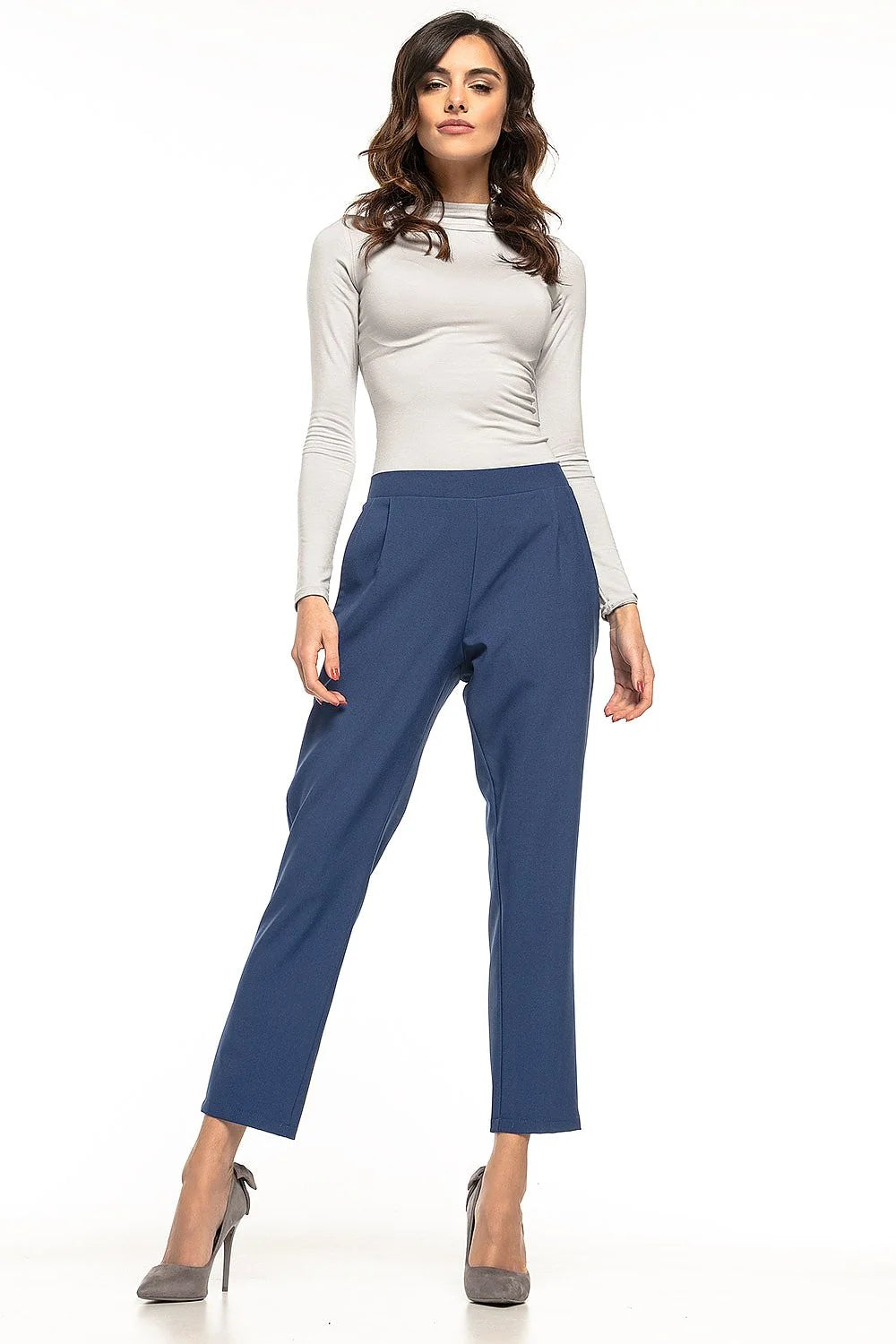 Pantalon femme gris élégant et moderne en tissu structuré pour un style professionnel sophistiqué
