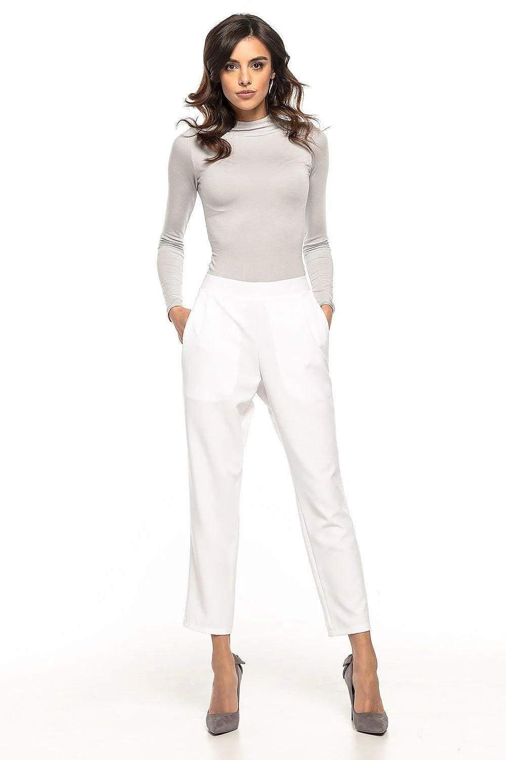 Pantalon femme gris élégant et moderne en tissu structuré pour un style professionnel sophistiqué