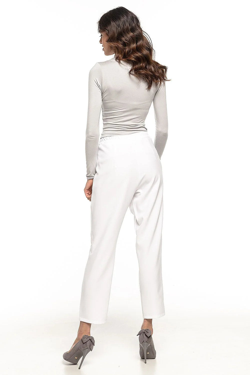 Pantalon femme gris élégant et moderne en tissu structuré pour un style professionnel sophistiqué