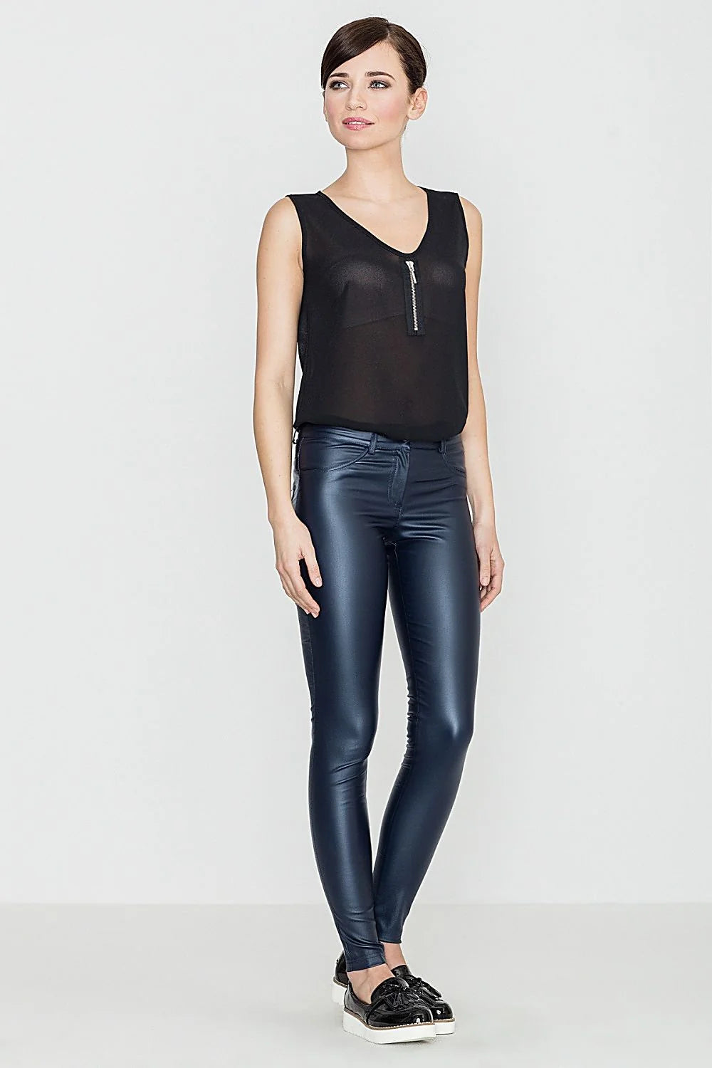 Pantalon moulant bleu foncé aspect cuir style moderne casual chic pour femme élégante