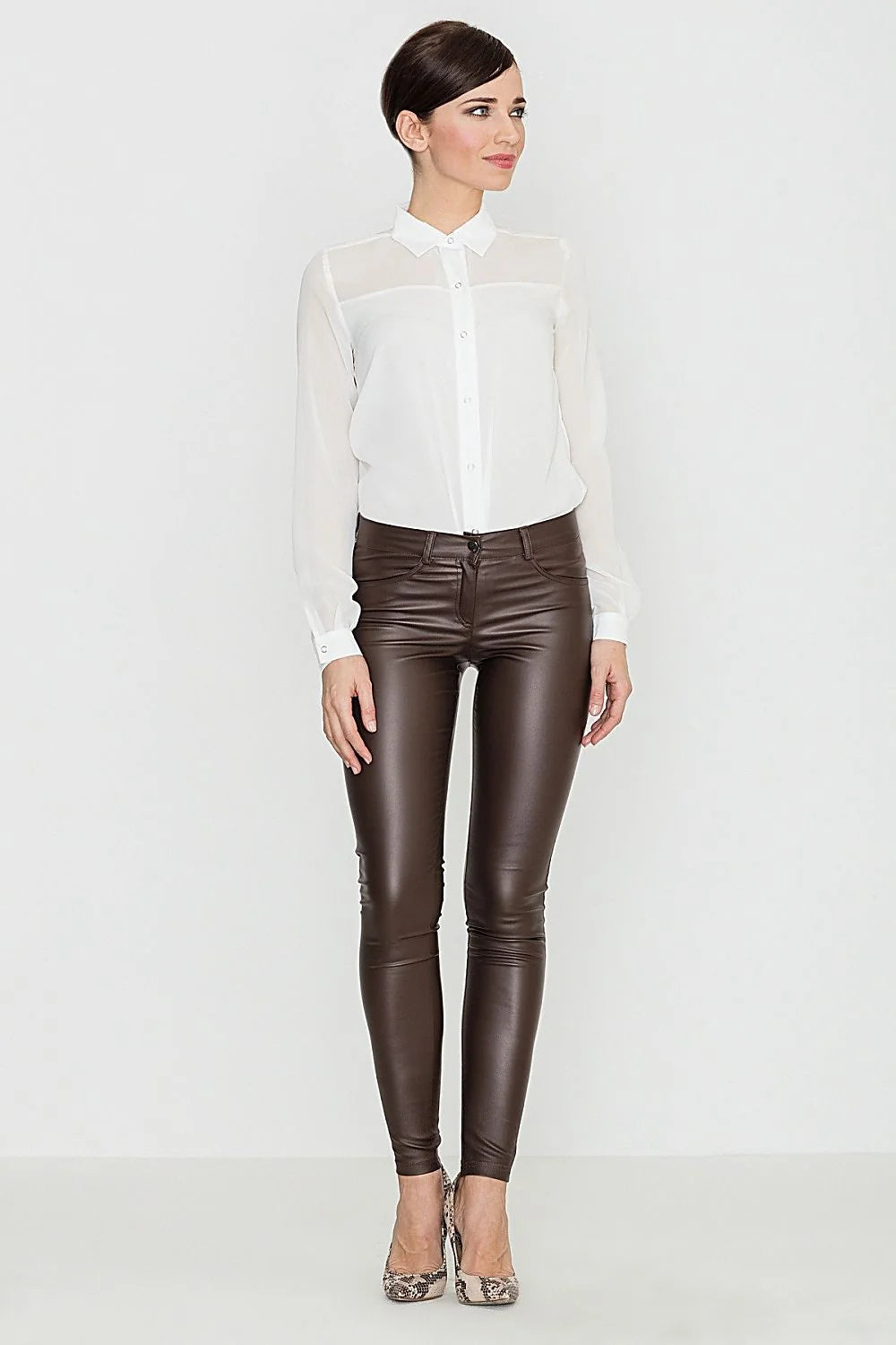 Pantalon moulant bleu foncé aspect cuir style moderne casual chic pour femme élégante