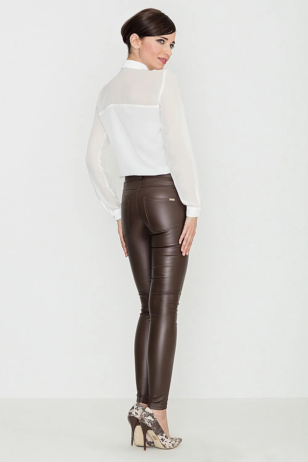 Pantalon moulant bleu foncé aspect cuir style moderne casual chic pour femme élégante